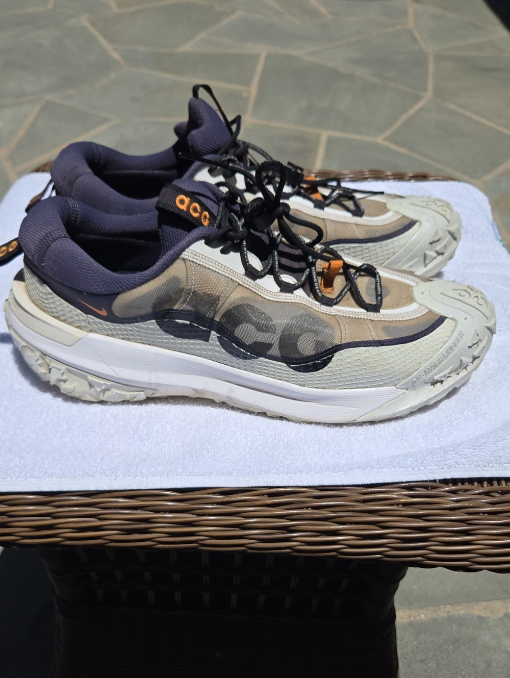 Nike ACG Trail Runner in Beige, Navy and Orange